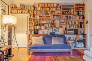 Chimenea, libros y biblioteca musical 