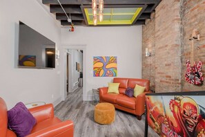 TV, offices - Pinball Penthouse Luxury Downtown Flat (Appleton)