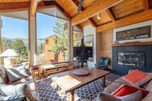 Smart TV y chimenea 