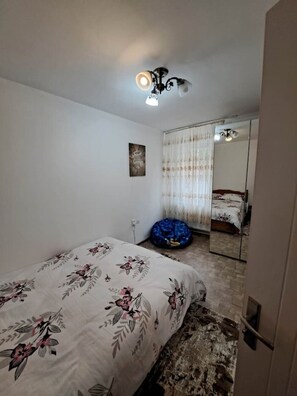1 chambre, bureau, fer et planche à repasser, accès Internet
