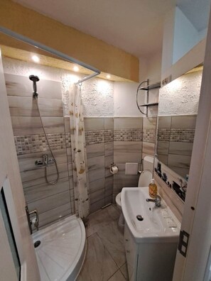 Kostenlose Toilettenartikel, Handtücher, Toilettenpapier