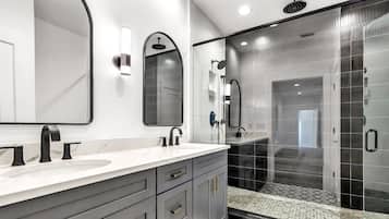 Combined shower/bathtub, hair dryer, towels