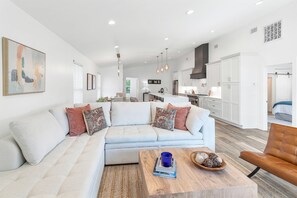 Smart TV, books - Luxury 4BR Bayfront Home | Private Dock, 10 Min to Destin Beaches (Santa Rosa Beach)