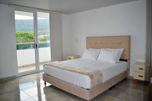 3 Schlafzimmer, Schreibtisch, Bügeleisen/Bügelbrett, Reisekinderbett