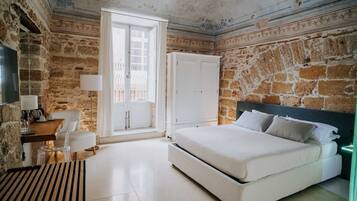 Chambre Luxe, 1 grand lit, balcon, vue ville | Literie de qualité supérieure, couette en duvet d'oie