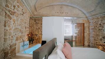 Chambre Ălite, 1 grand lit, bain Ă  remous, vue ville | Literie de qualitĂ© supĂ©rieure, couette en duvet d'oie