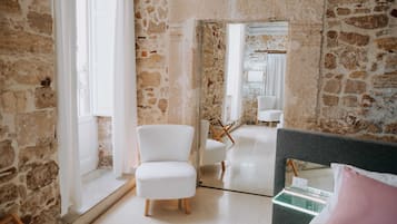 Habitació Elite, 1 llit de matrimoni, banyera d'hidromassatge, vistes a la ciutat | Roba de llit d'alta qualitat, cobrellits i caixa forta a l'habitació