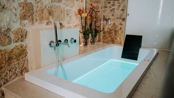 Chambre Ălite, 1 grand lit, bain Ă  remous, vue ville | Bain Ă  remous privĂ©