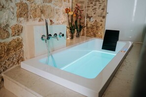 Elite Room, 1 Queen Bed, Hot Tub, City View | Private spa tub - Ambrosia-Timeless Hosting (Palermo)