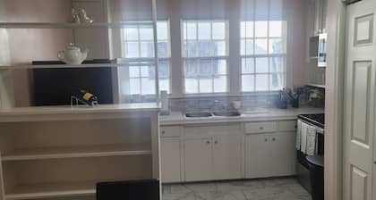 King Cloverdale Apt. w/ Laundry/ Smart TV/ Wi-Fi