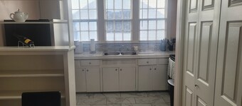 King Cloverdale Apt. w/ Laundry/ Smart TV/ Wi-Fi