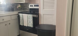 Microondas, horno y placa de cocina