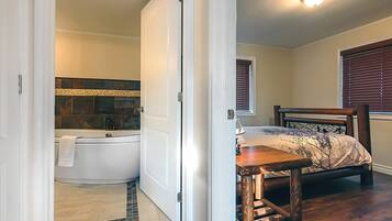 Honeymoon cottage | Woonruimte | Een 32-inch televisie met digitale zenders en een open haard