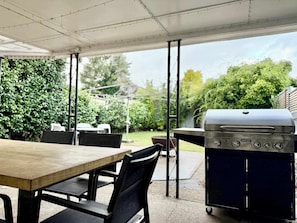 Outdoor dining - Comfortable & Cosy Getaway close to Town, Sleeps 4 (Orange)