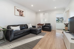 TV - Comfortable & Cosy Getaway close to Town, Sleeps 4 (Orange)