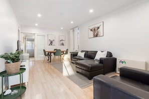 TV - Comfortable & Cosy Getaway close to Town, Sleeps 4 (Orange)