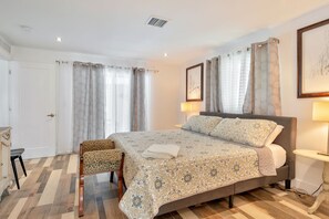 4 slaapkamers, een strijkplank/strijkijzer, reisbedje, gratis wifi