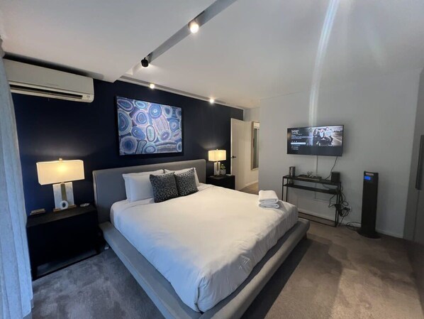 2 bedrooms, desk, iron/ironing board, WiFi