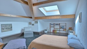 4 bedrooms, desk, iron/ironing board, free WiFi