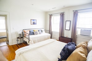 2 bedrooms, desk, iron/ironing board, travel crib - Historic 1915 2BR · No Pet Fees (Chattanooga)