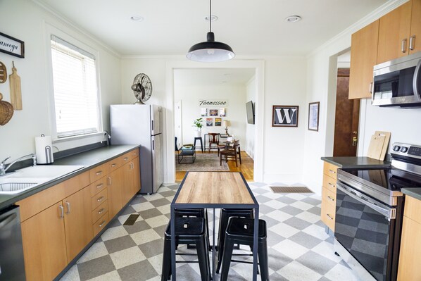 Fridge, microwave, oven, stovetop - Historic Restoration, Central location, Pet & Family Friendly, No Pet Fee! (Chattanooga)