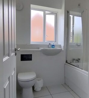 Serviettes fournies, papier toilette