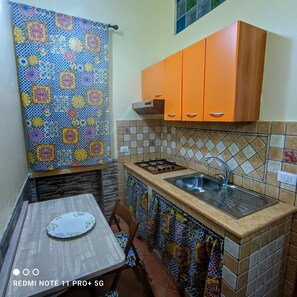 Kühlschrank, Herdplatte, Kochgeschirr/Geschirr/Besteck