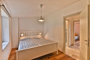 1 bedroom, bed sheets