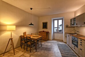 Réfrigérateur, un four, lave-vaisselle, bouilloire électrique