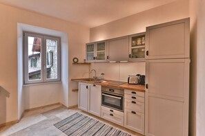 Fridge, oven, dishwasher, electric kettle - Casa Greta by Theater Home - in the historic centre of Muslone (Gargnano)