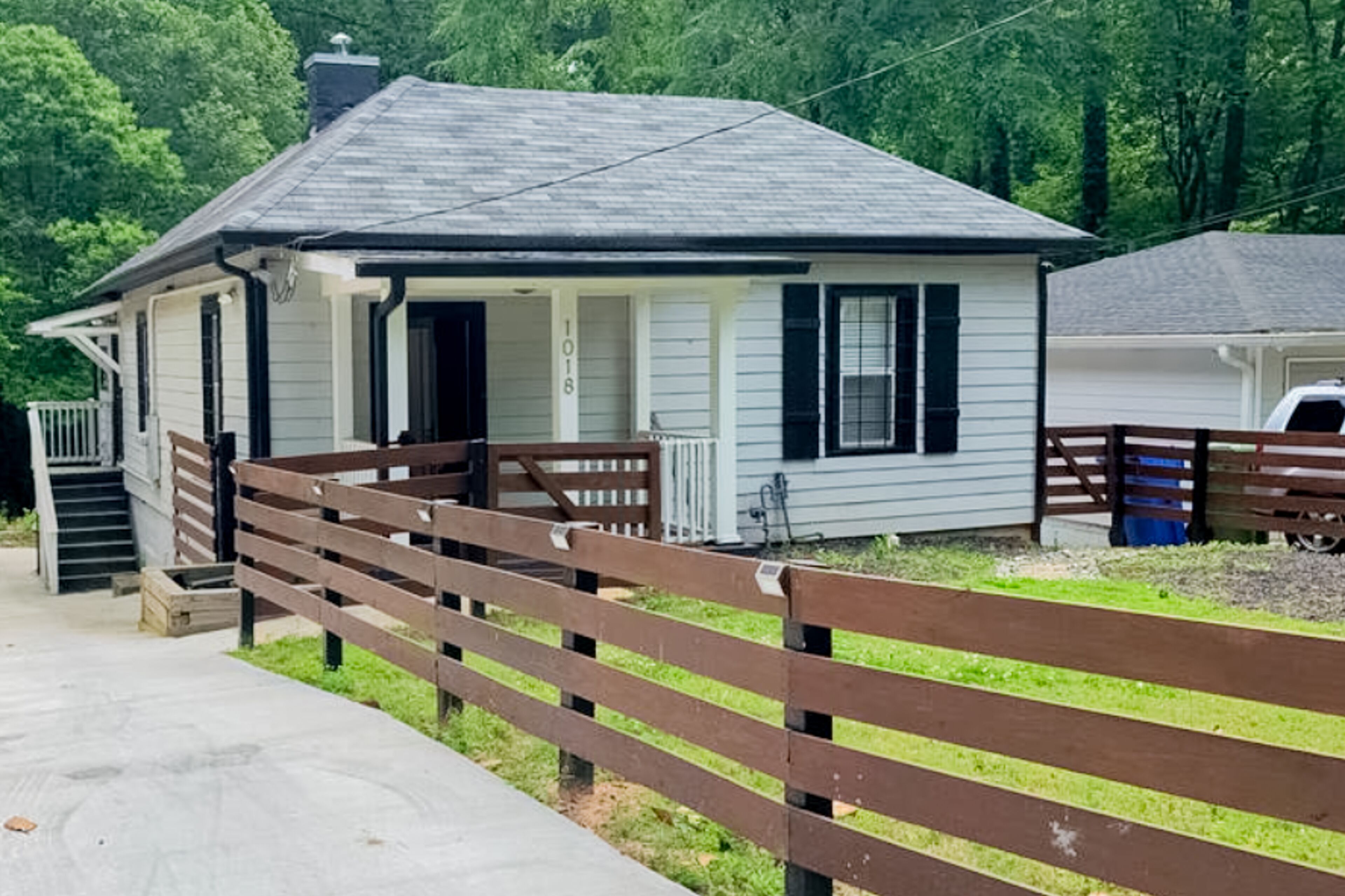 Dog-friendly home with deck, fireplace, streaming, washer/dryer, & central AC