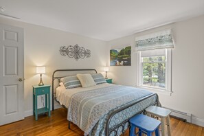 4 bedrooms, desk, iron/ironing board, travel crib