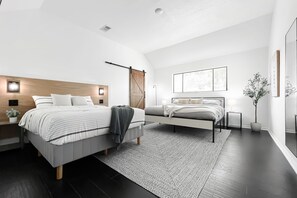 3 slaapkamers, een strijkplank/strijkijzer, wifi, beddengoed