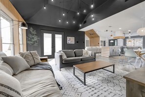 Living area - 3kings • new • custom • design • spacious • clean (Houston)