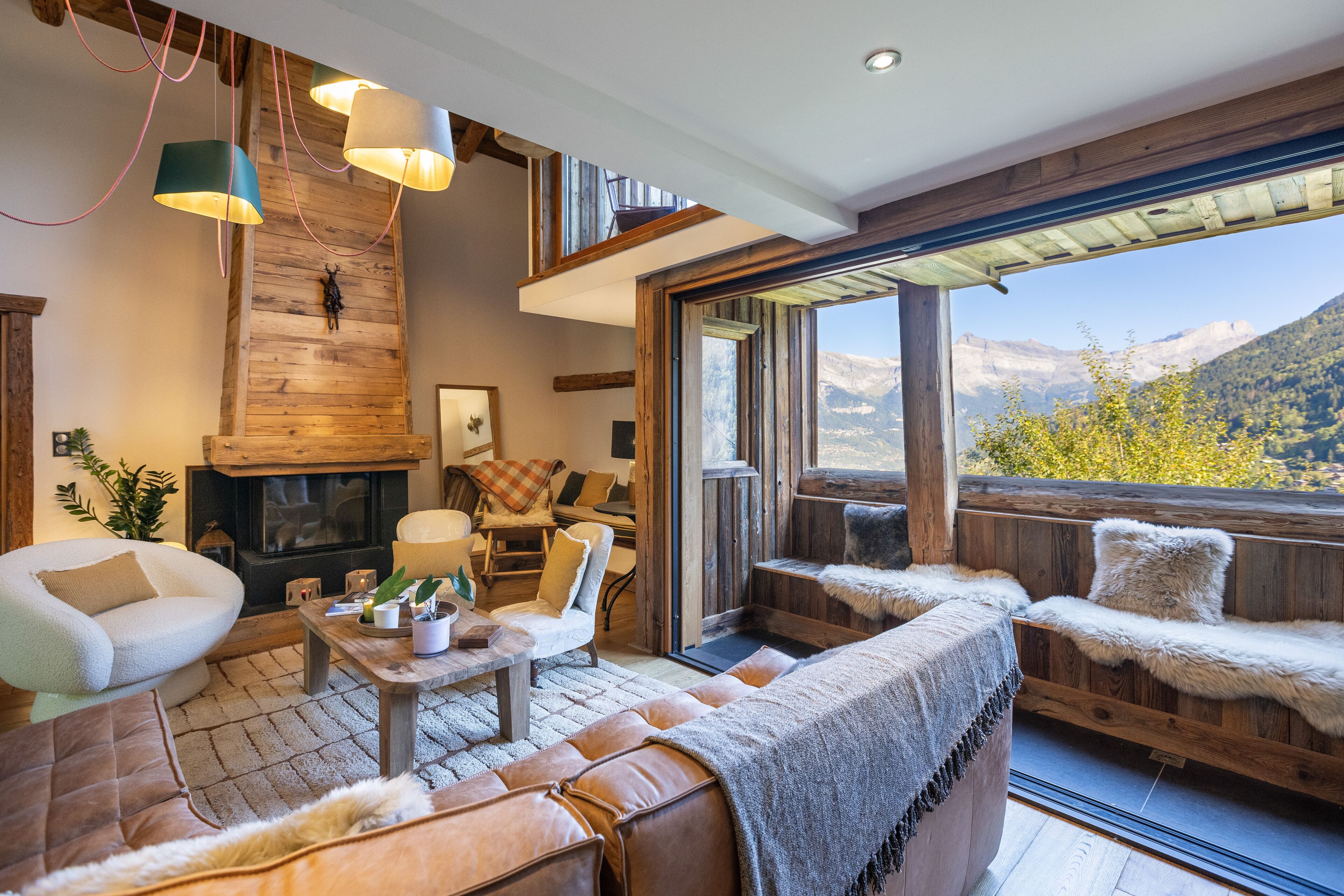 Smart TV, fireplace, books, stereo