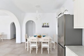 Panoramic House | Private kitchen | Fridge, microwave, dishwasher, cookware/dishes/utensils