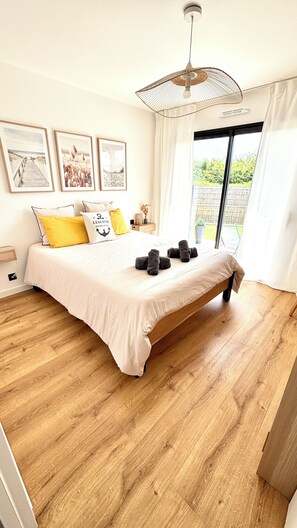 2 Schlafzimmer, Schreibtisch, Bügeleisen/Bügelbrett, Reisekinderbett