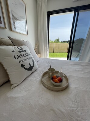 2 slaapkamers, een bureau, een strijkplank/strijkijzer, reisbedje