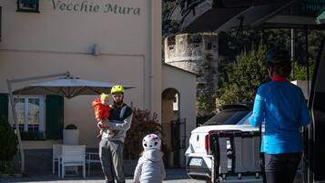 A building with a sign reading "Albergo alle Vecchie Murà".