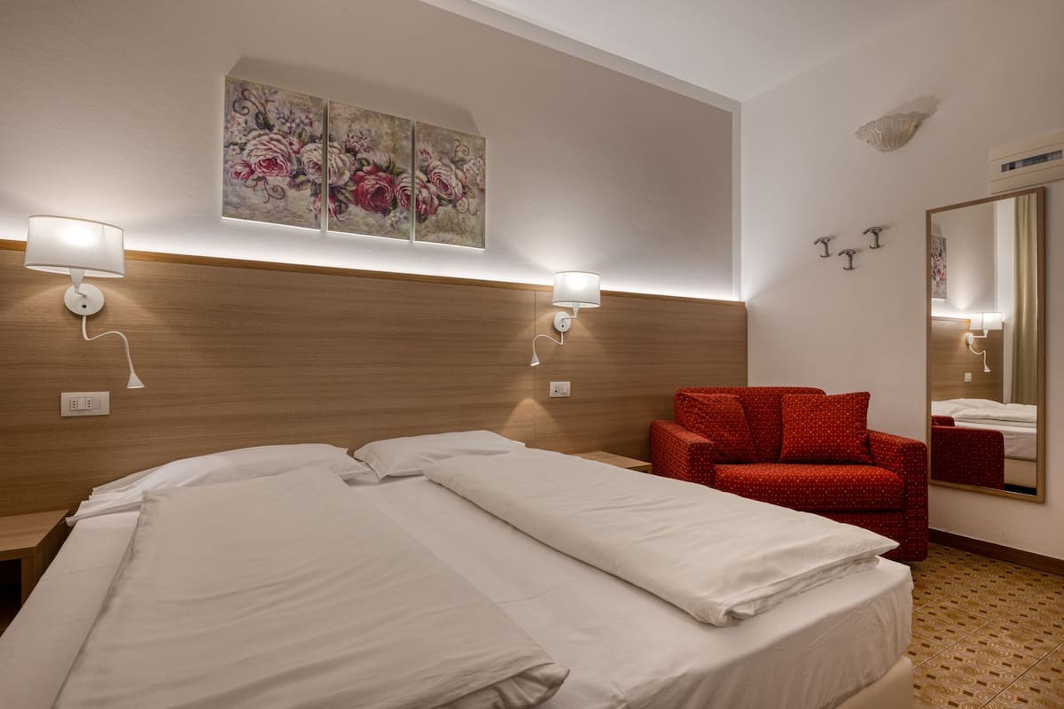 1 bedroom, minibar, desk, free WiFi