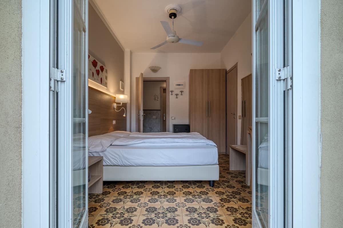 1 bedroom, minibar, desk, free WiFi