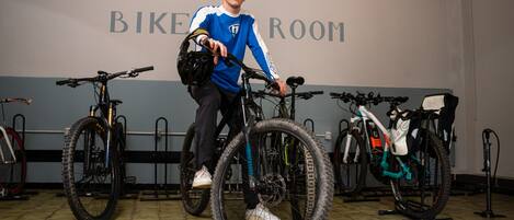 Una habitación con bicicletas y una pared que dice 'BIKE ROOM'.