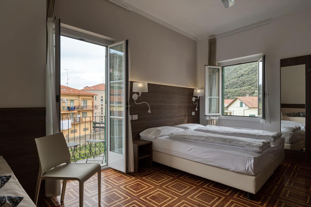1 bedroom, minibar, desk, free WiFi