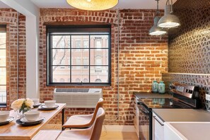 Private kitchen - Alex Pangburn Suite 212 (Denver)