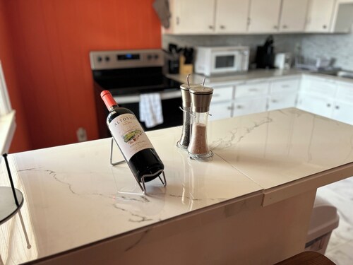 Work & Leisure Oasis, 1BR Flat Close to Amenities