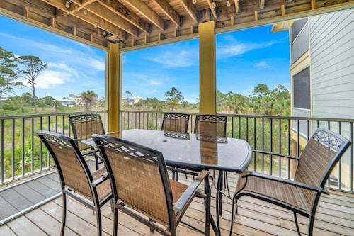 Stylish Top-Floor Gulf View Condo | Private Balcony & Beach Access