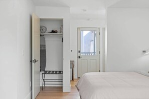 Schreibtisch, Bügeleisen/Bügelbrett, Reisekinderbett, WLAN