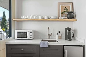Kühlschrank, Mikrowelle, Wasserkocher mit Kaffee-/Teezubehör