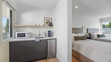 Desk, iron/ironing board, travel cot, WiFi