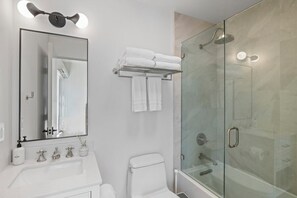Douche, articles de toilette écologiques, sèche-cheveux